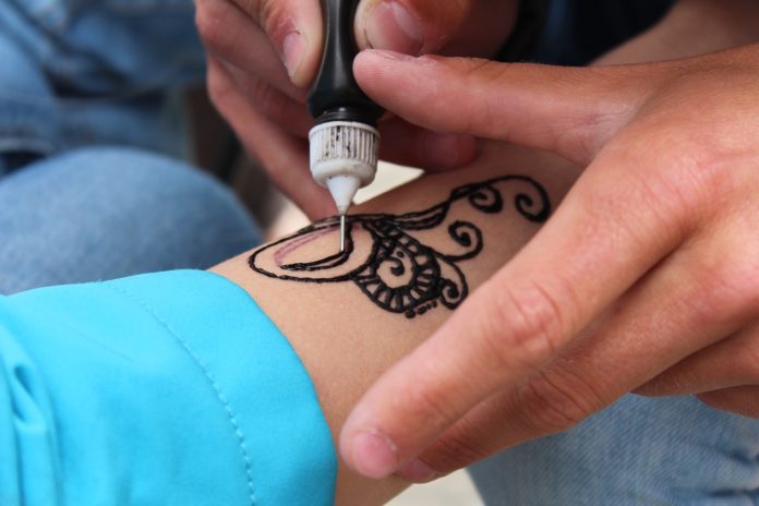 Tatuaże z henny – jak wykonać je samodzielnie?