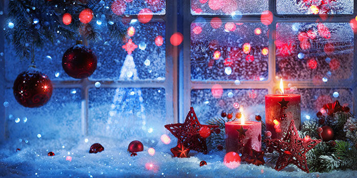 5 ozdób bożonarodzeniowych na okno, które wprowadzą świąteczny klimat