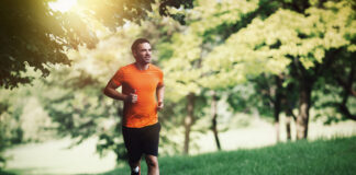 Jak zacząć biegać po przerwie – mężczyzna biegający po parku