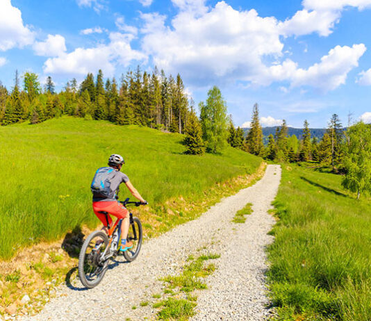 Wisła noclegi – człowiek jadący na rowerze po ścieżce w górach