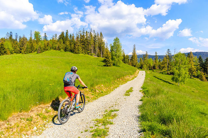 Wisła noclegi – człowiek jadący na rowerze po ścieżce w górach