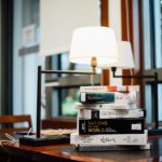 Oświetlenie dla moli książkowych – lampki do czytania