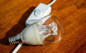 Inteligentne żarówki – zestawy i pojedyncze żarówki, którymi można sterować za pomocą smartfonu