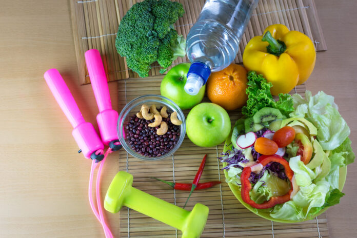 Zdrowe produkty przydatne do diety oraz akcesoria do ćwiczeń