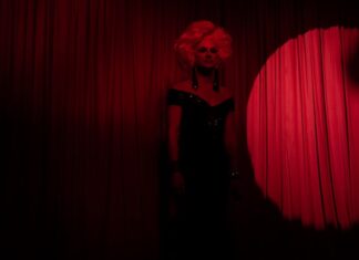 Felietony dotyczące różnych aspektów życia teatralnego, np. kulisy pracy teatru, związki między teatrem a innymi dziedzinami sztuki