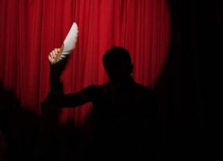 Artykuły o polskiej historii teatru i teatralnej tradycji