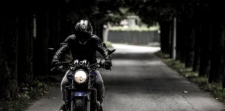 Czy rowerzysta musi mieć włączone światła w dzień?