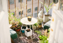 Jak ciekawie oświetlić ciasny balkon