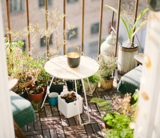 Jak ciekawie oświetlić ciasny balkon