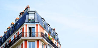 Jak osiatkować balkon? Skuteczna ochrona przed ptakami Jak osiatkować balkon